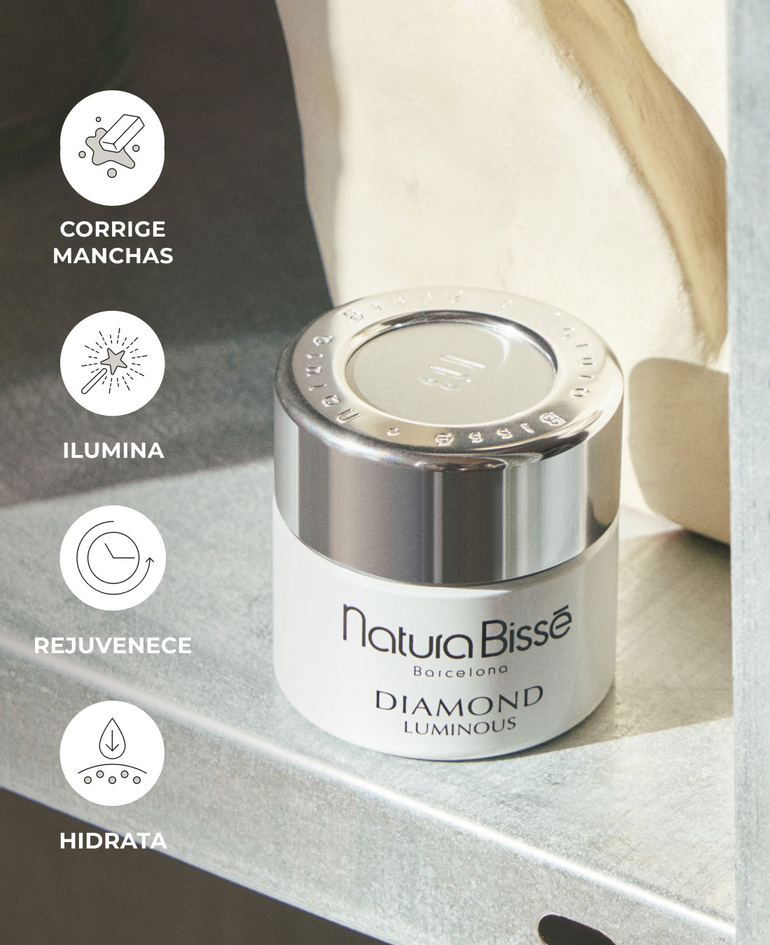 Corrige manchas, ilumina, rejuvece, hidrata