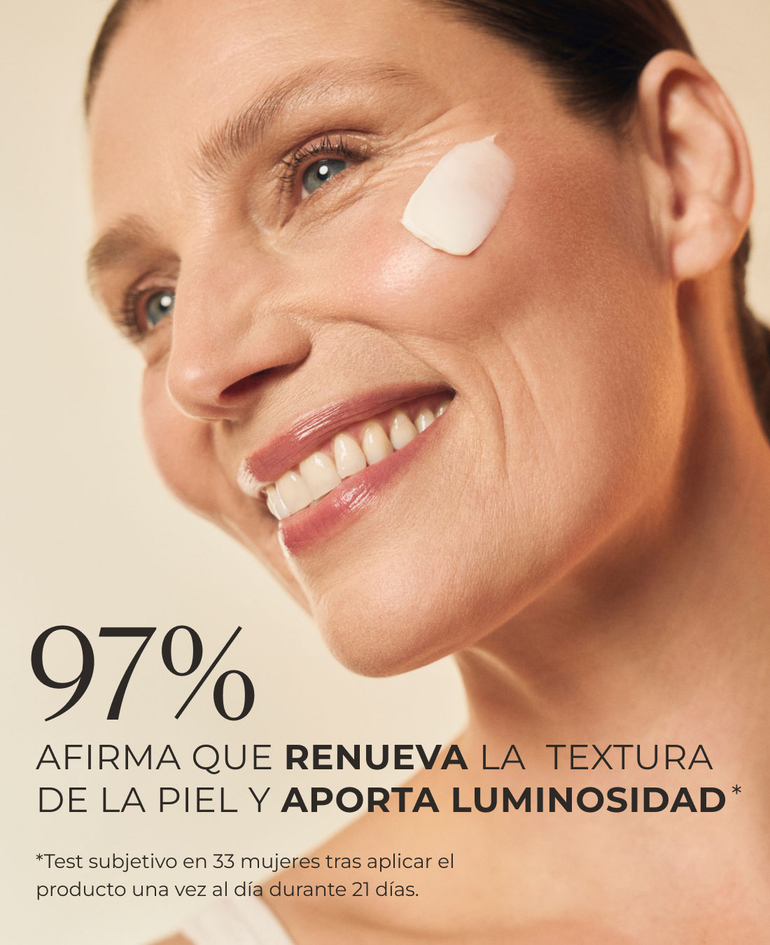 97% afirma que renueva la textura de la piel y aporta luminosidad*  *Test subjetivo en 33 mujeres tras aplicar el producto una vez al d&iacute;a durante 21 d&iacute;as.