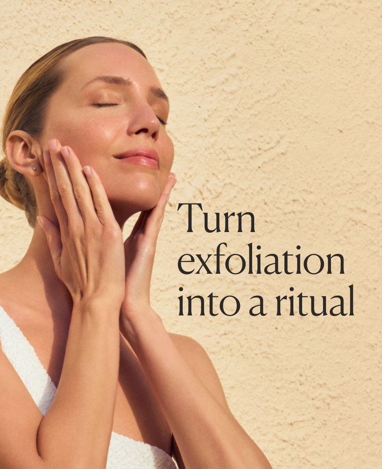 TURN EXFOLIATION INTO A RITUAL An essential pre-sun step for face and body to achieve a smooth, even-looking tan.