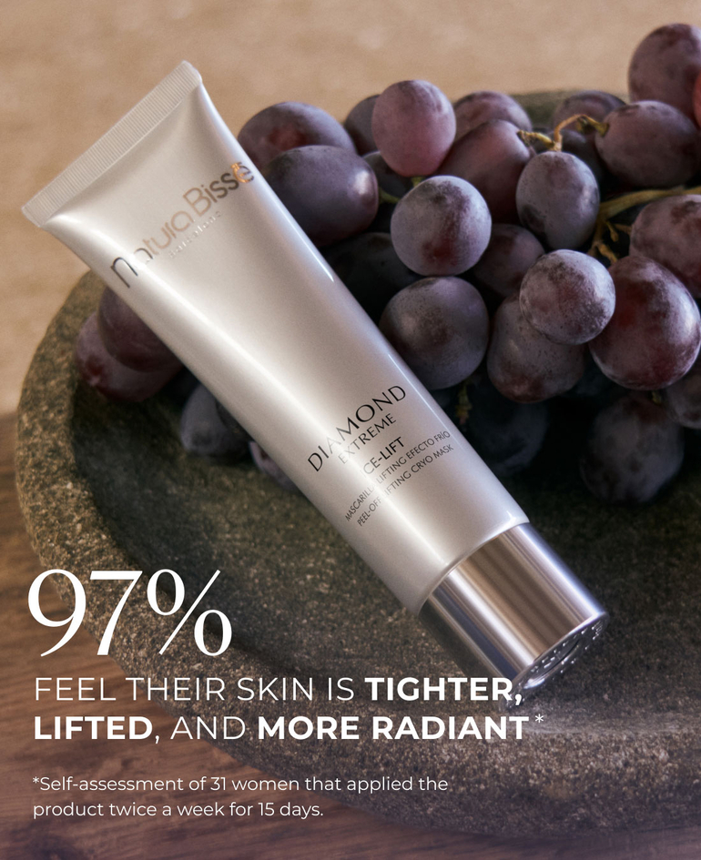 INVISIBLE PEEL-OFF MASK WITH VISIBLE RESULTS ✓Use weekly to enhance your usual beauty ritual ✓Apply before special occasions for a radiant complexion