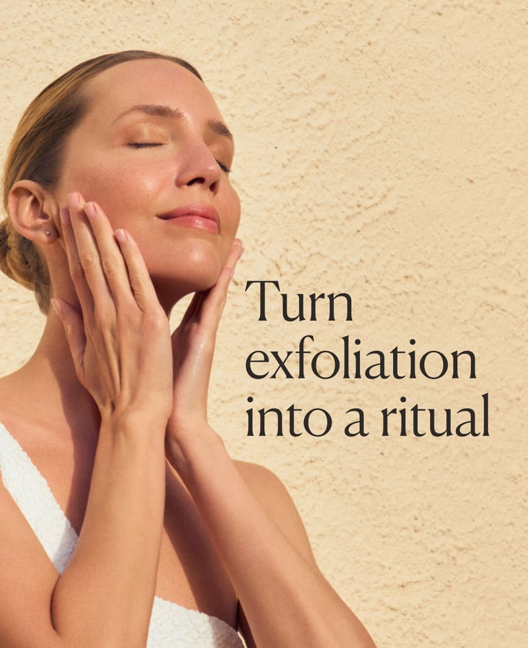 TURN EXFOLIATION INTO A RITUAL An essential pre-sun step for face and body to achieve a smooth, even-looking tan.