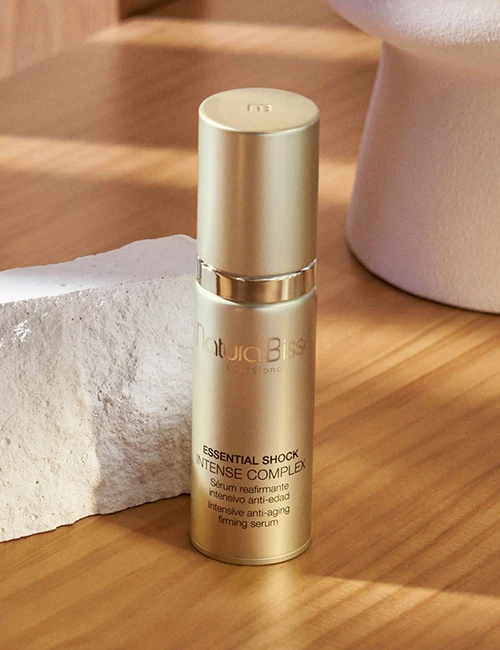 Essential Shock Intense Complex sobre mesa de madera. Producto presentado en nuestros bestsellers.