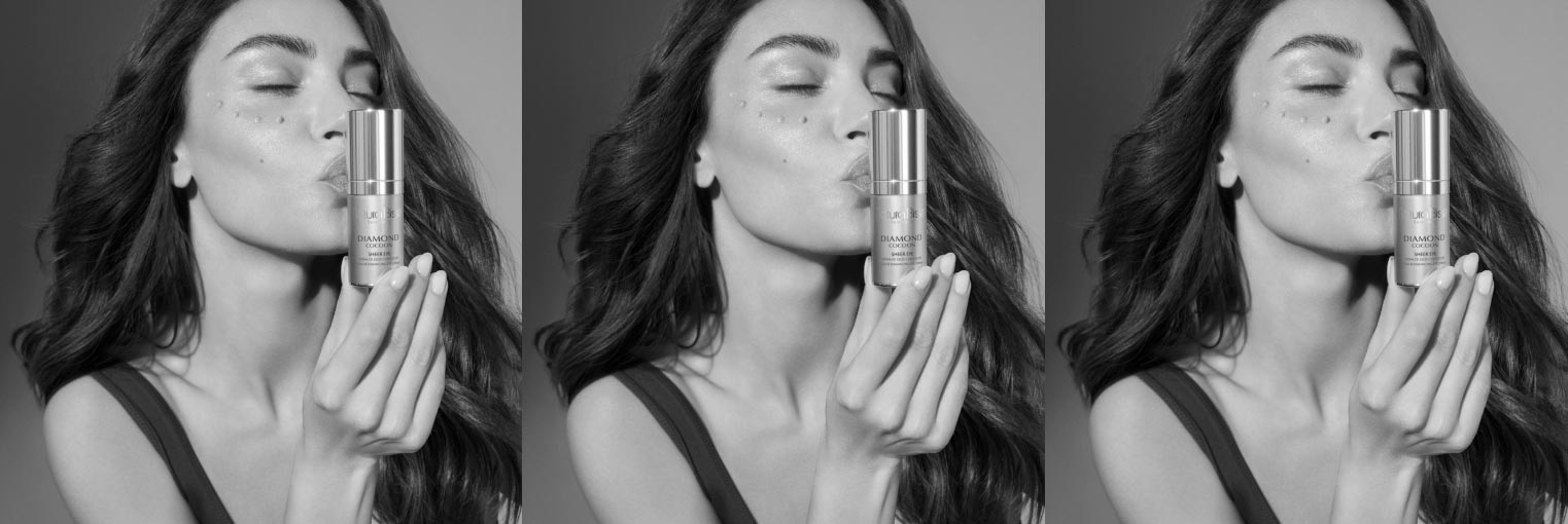 Modelo dando un beso a un producto de Natura Bissé a modo guiño