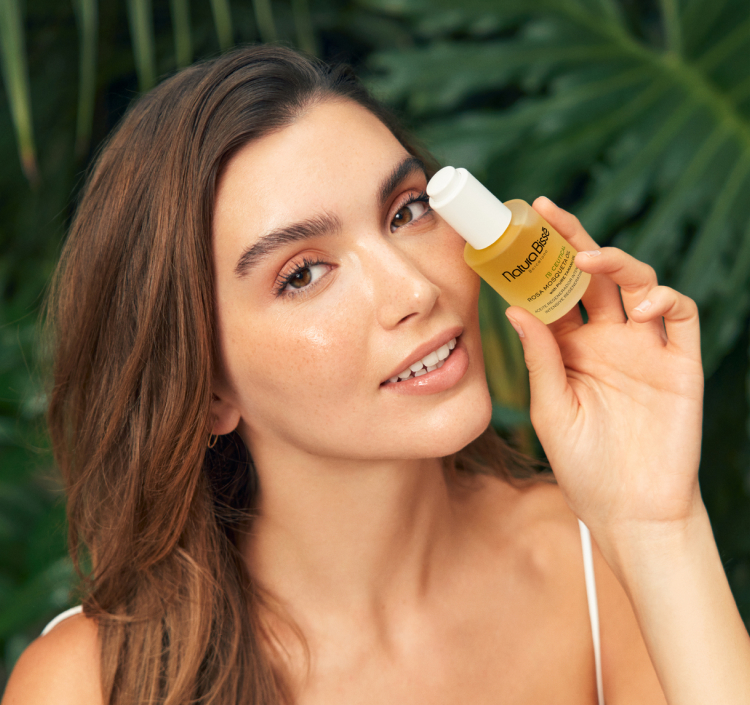 Modelo con aceite corporal reparador y revitalizante