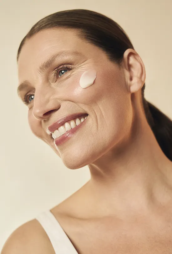 Essential Shock Revolution Pro-Exo Collagen Gel aplicación en modelo