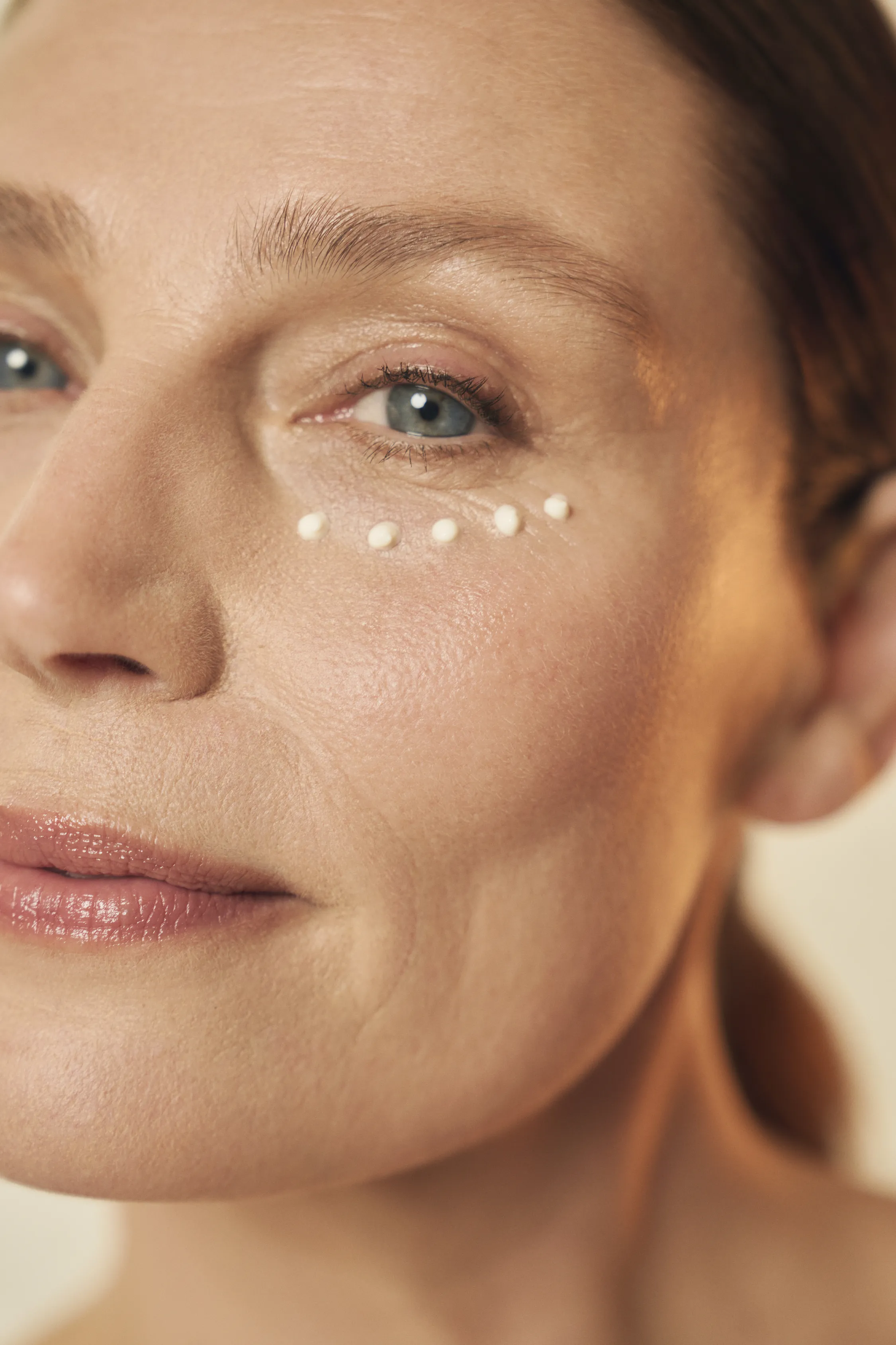 ESSENTIAL SHOCK INTENSE EYE & LIP CREAM aplicación on skin