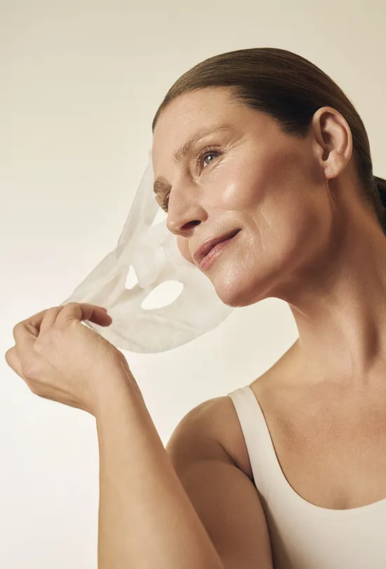 Essential Shock INTENSE INSTANT LIFT-MASK aplicación on skin