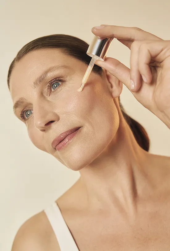 essential shock intense retinol night renewal aplicación on skin