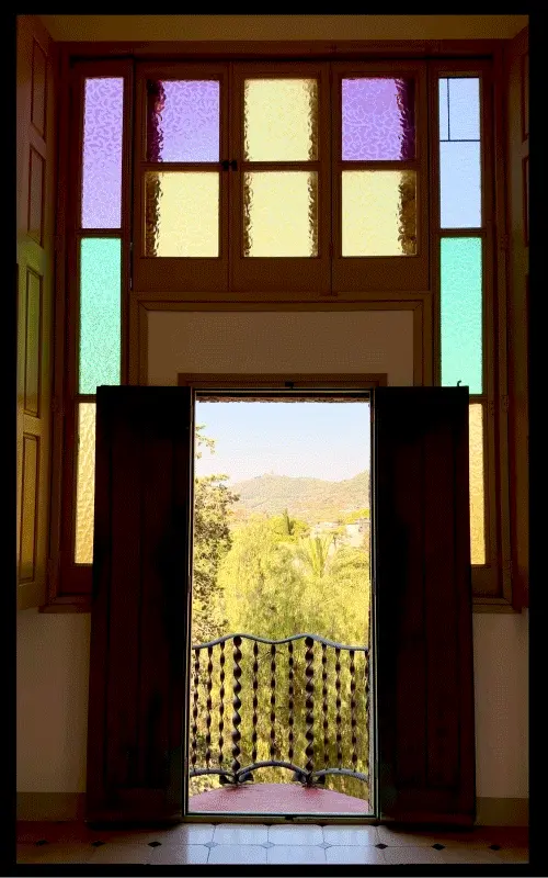Video zooming in a window inside a room in Bellesgard Tower and ending up showing the view to a green park from said window