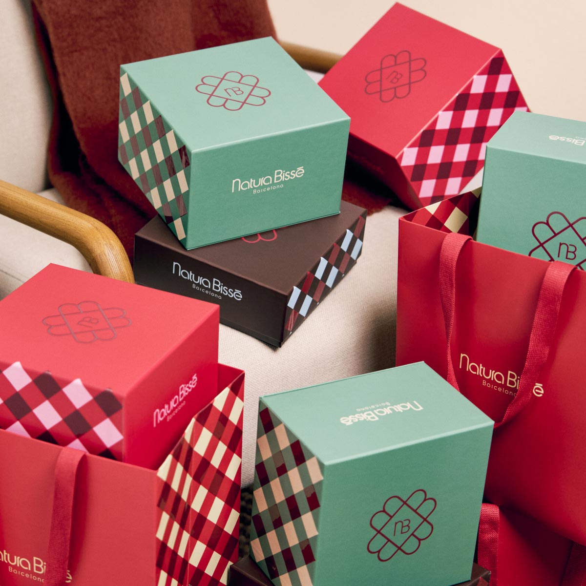 Cajas y bolsas de regalo navideñas de Natura Bissé