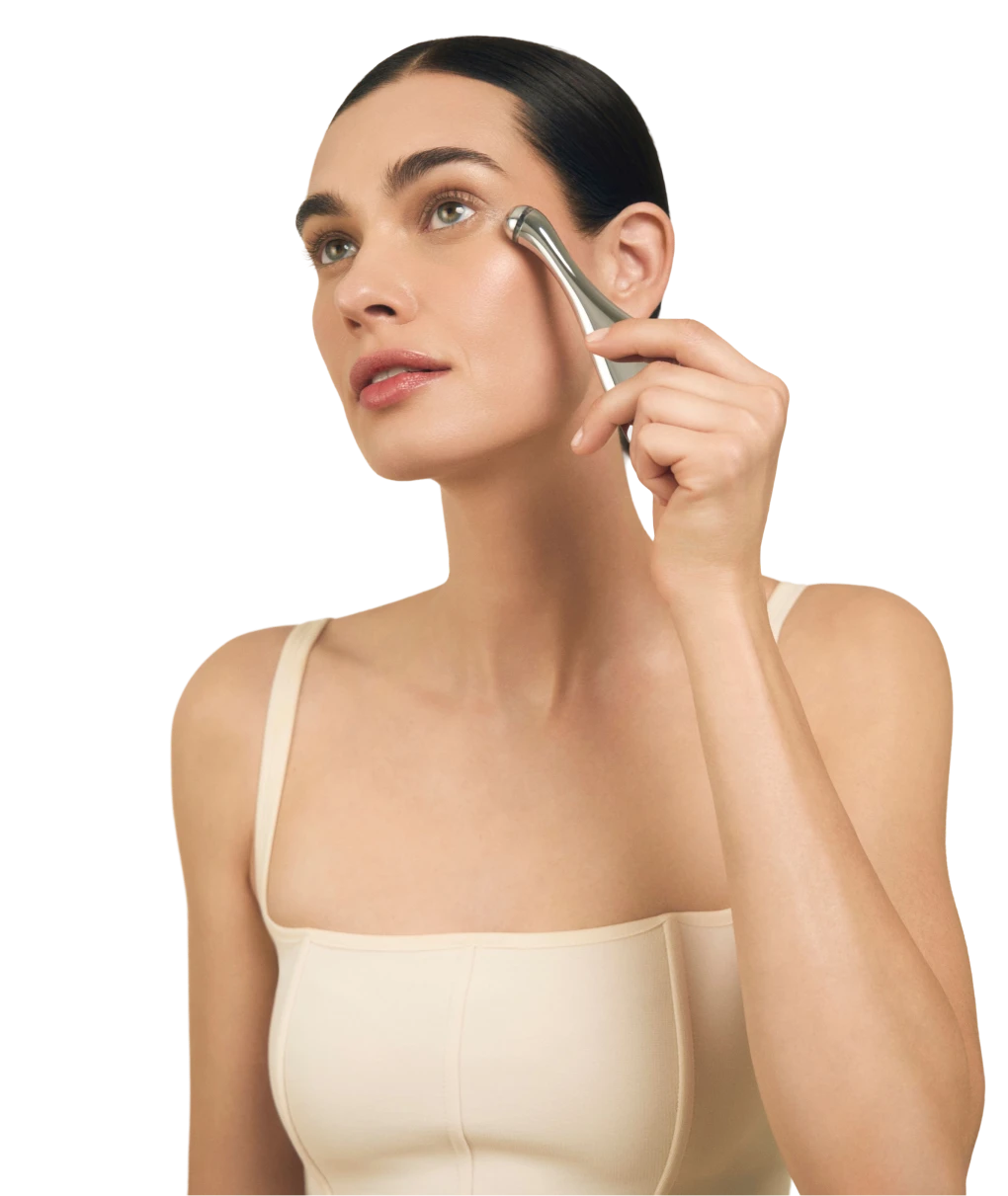 Mujer usando una gua sha en su cara
