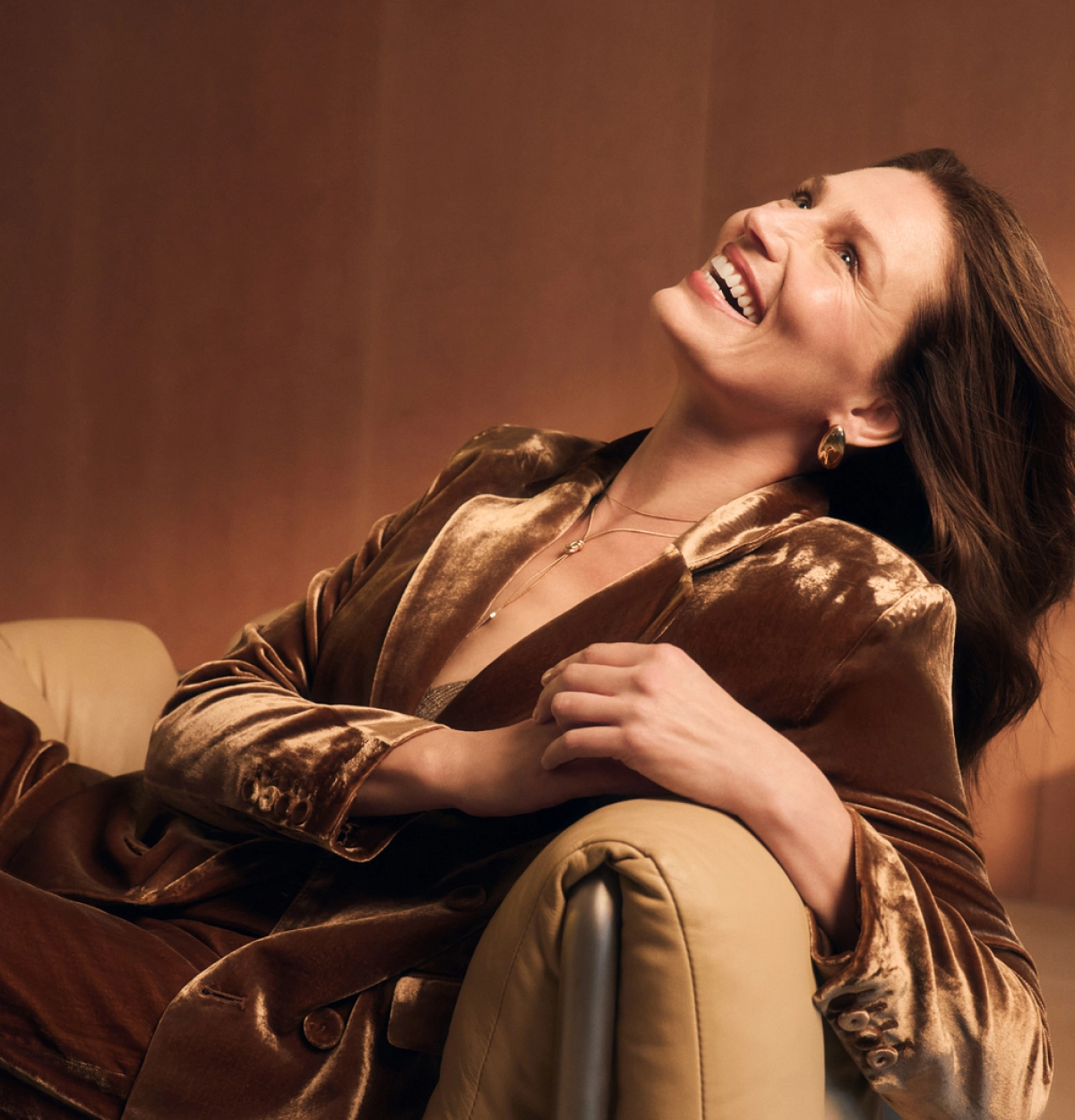 Natura Bissé's different sunscreens scattered around a pool