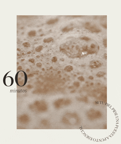Limpiador en textura espumosa en piel. La imagen tiene un texto que lee: 60 minutos