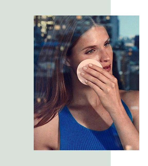 Mujer aplicando limpiador facial con esponja