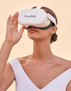 mujer usando casco de realidad virtual