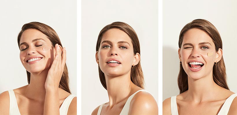 collage de tres fotos, una al lado de la otra. Las tres fotos presentan a la misma modelo con pelo castaño y ojos verdes. En la primera la modelo se aplica crema en la mejilla y sonríe con los ojos cerrados. En la segunda, mira directo a cámara y en la tercera guiña un ojo.