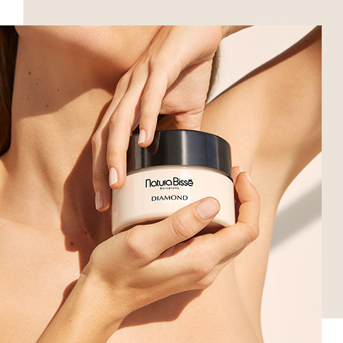 Body Cream sostenido con las dos manos por una modelo