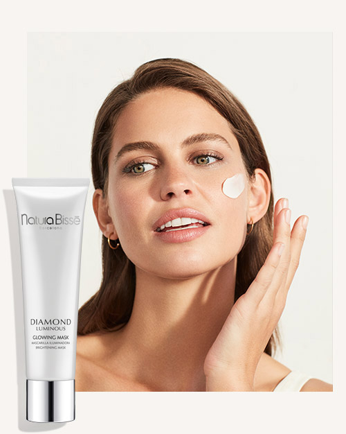Diamond Luminous Glowing Mask con aplicación de producto en rostro de modelo